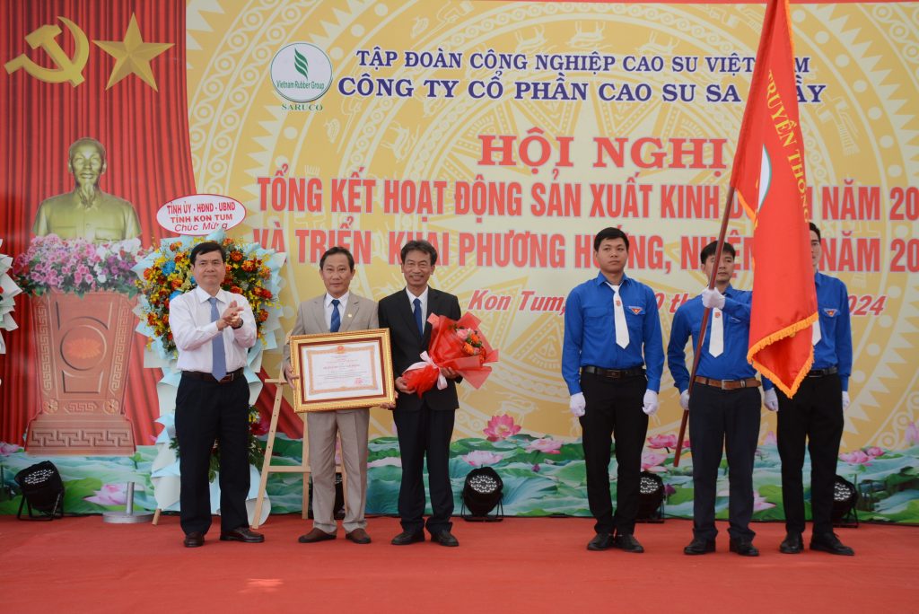 Cao su Sa Thầy nhận Huân chương Lao động hạng 3